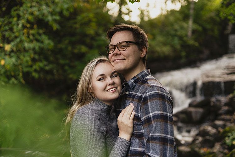 fotos de noivado de casal feliz