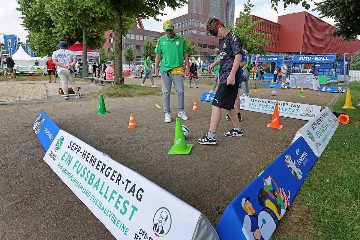 Blindenfußball- und Amputiertenfußball-Mitmachangebote der DFB-Stiftungen